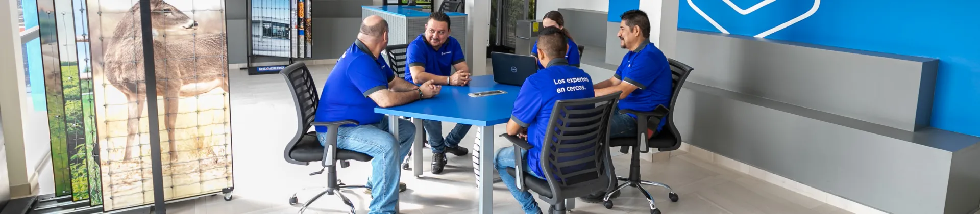 Trabajadores de cercocentro en una reunion
