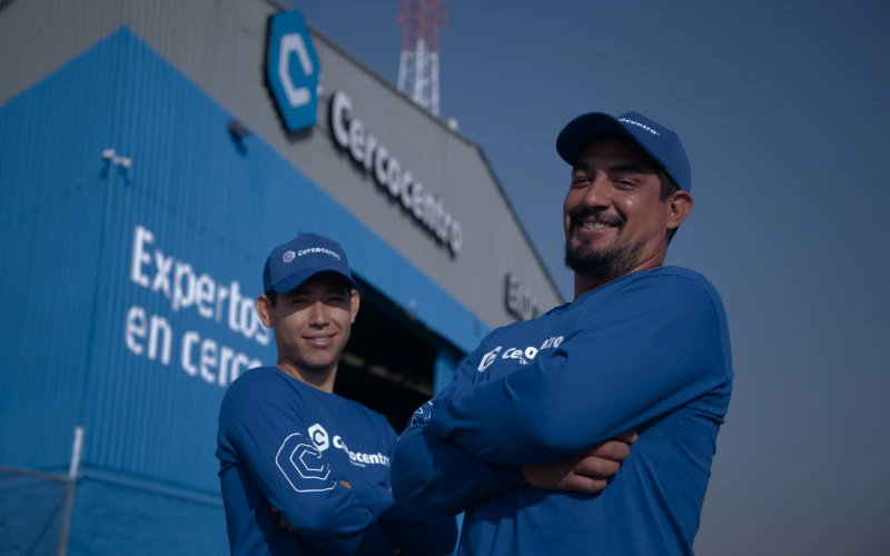 Equipo de CC enfrente de planta de Cercocentro